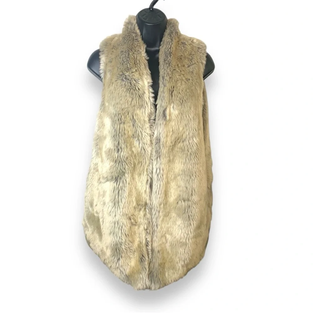 Lemon Tart Women's Faux Fur Vest in Tan Size Medium - Picture 1 of 5